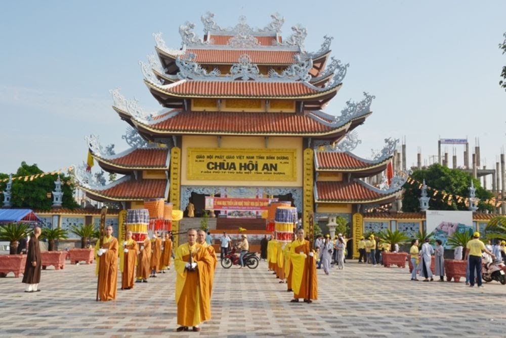 Thuê xe đi 12 cảnh chùa ở Bình Dương